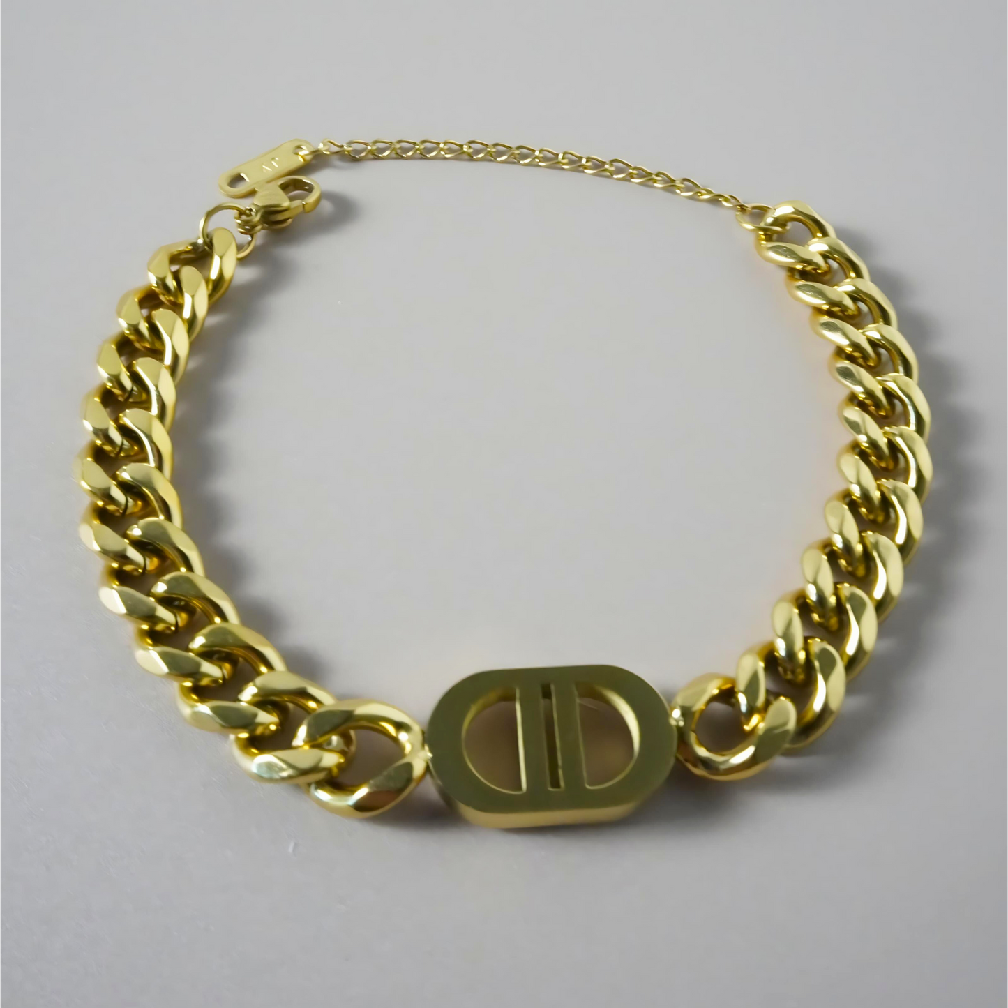 Chic Golden Clasp Bracelet